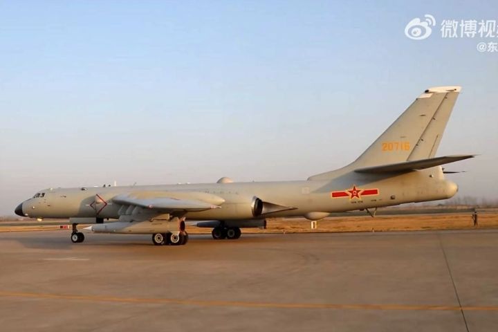 外界關注的KD-21空射彈道飛彈,若搭配轟-6K遠程轟炸機使用,可進一步擴大打擊範圍。圖/取自東部戰區微博