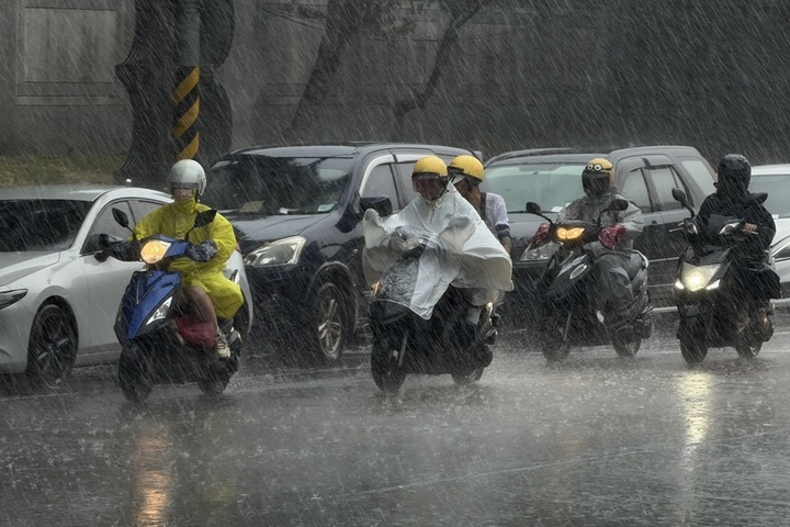 颱風外圍環流影響中部以北防豪大雨　花蓮台東需防焚風