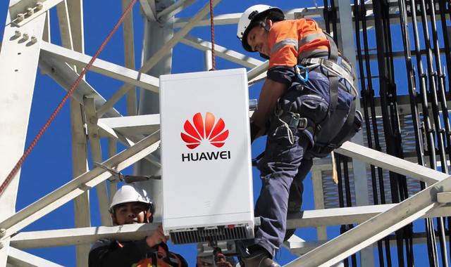 根據報導，歐盟27國中有17國未依歐盟委員會提出的「5G工具箱建議」，排除包括華為在內的中國企業。德國就很傷腦筋，59%設備來自中國，排除風險又擔心隱患，圖為德國電信工人正移除華為設備。圖／取自網易