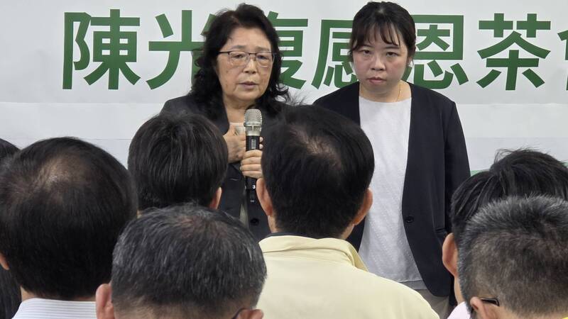 澎湖縣長陳光復妻子吳淑瑾（後左）與大女兒6日在「澎湖縣長陳光復感恩茶會」中表示，陳光復已醒來、會好起來，盼給他時間與空間療癒，一定能再回來打拚幸福澎湖。圖／中央社