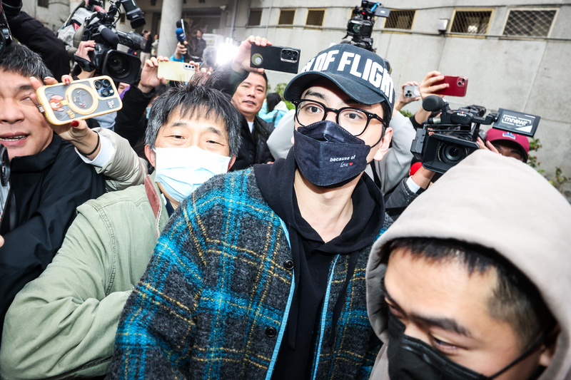 王大陸18日被帶到新北檢複訊後，檢方諭令15萬元交保。圖為王大陸面對媒體提問不發一語。圖/中央社