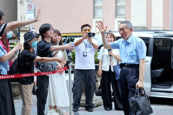 台北地方法院30日審理京華城案，傳喚被告、前民眾黨主席柯文哲（右）到庭，柯文哲抵達北院後，與現場守候的支持者們揮手互動。圖/中央社