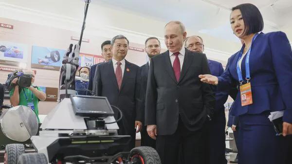 哈工大向普丁展示火星探測車模型。圖/取自京報網