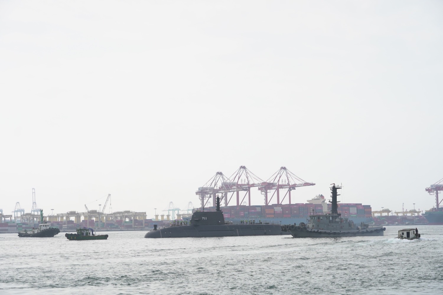 潛艦國造原型艦海鯤軍艦浮船作業。圖/取自台船官網