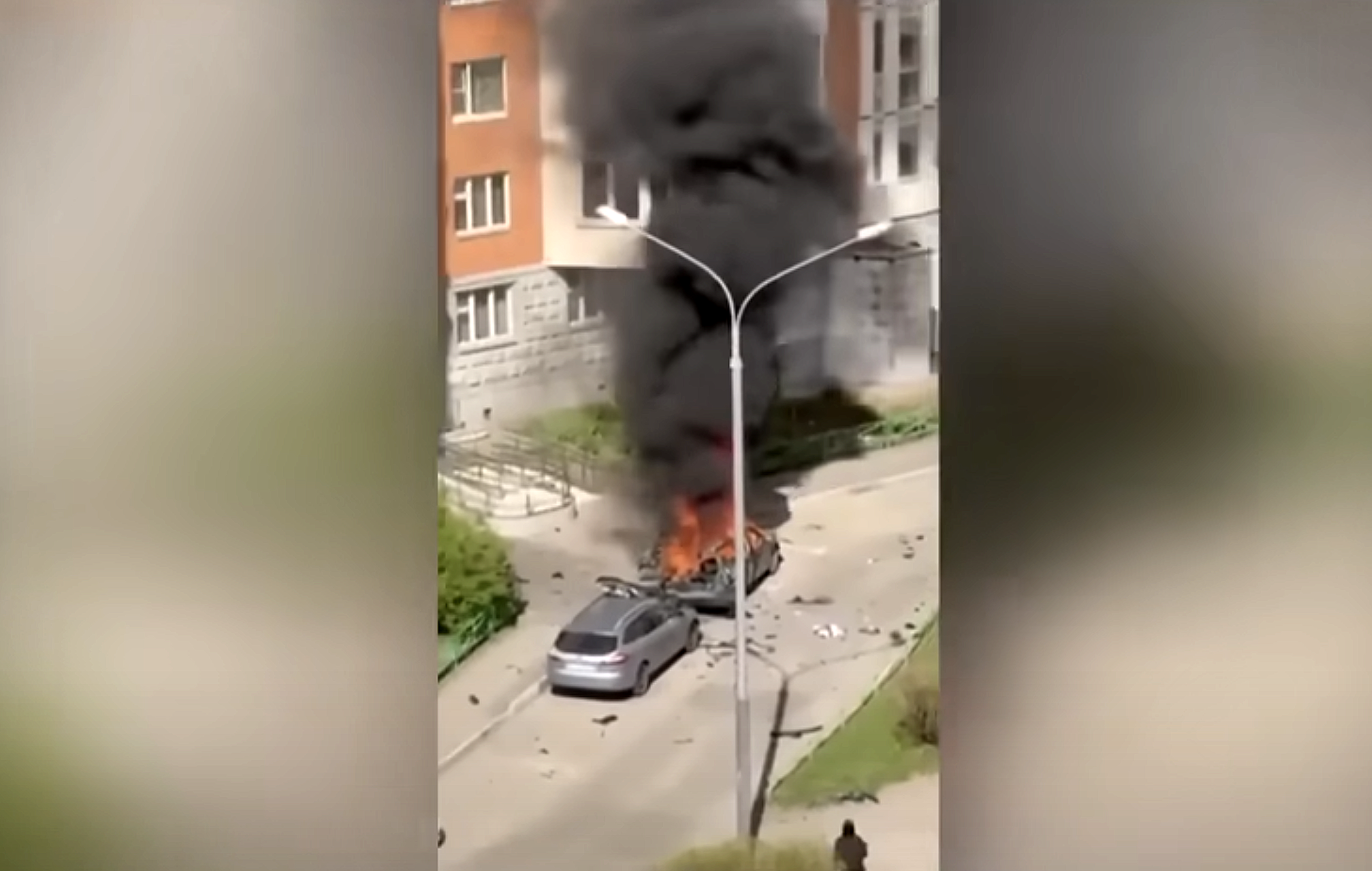 俄羅斯高階將領莫斯卡利克死於汽車炸彈攻擊，影片顯示，一輛汽車在公寓樓外突然爆炸起火，濃煙直竄天際。圖/翻攝自ABC News YouTube頻道