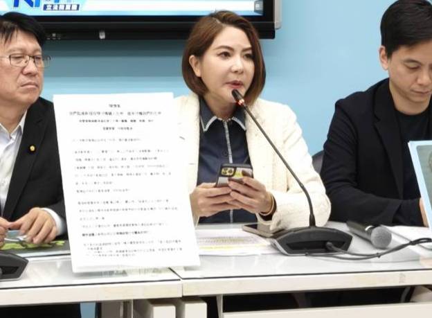 國民黨立委陳菁徽(中)21日秀出疾管署整備組基層員工陳情信，也有職場霸凌現象。圖／國民黨團提供