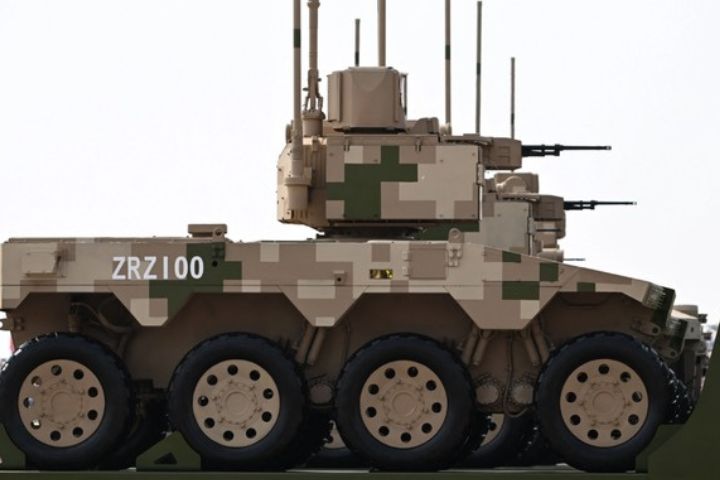 2025年大陸9·3大閱兵中曝光的輪式無人戰車。圖/取自漢卿軍史雜談公眾號