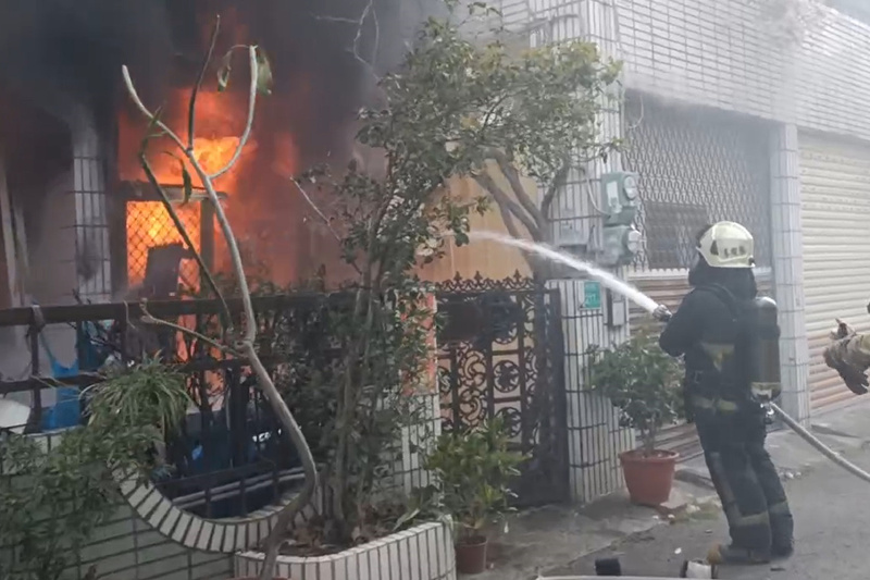 台南市新營區一棟透天厝驚傳火警，屋內1大2小躲浴室，仍不幸身亡。圖／中央社