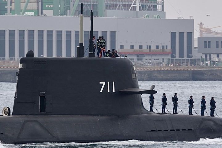 潛艦國造原型艦海鯤艦5日上午進行第3次潛航測試，艦上站著許多測試人員。圖/中央社