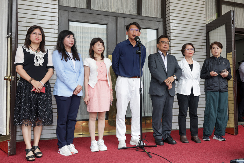 立法院會25日上午進行司法院大法官人事同意權案記名投票表決，台灣民眾黨立法院黨團總召黃國昌（中）與黨籍立委在投票前舉行記者會，宣布黨團立委集體進場投票，全部不同意。圖／中央社