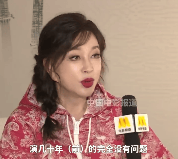 劉曉慶穿著一身粉紅色的衣服，還紮著蓬鬆的小辮子，儼然一副少女的打扮。圖/取自中華網
