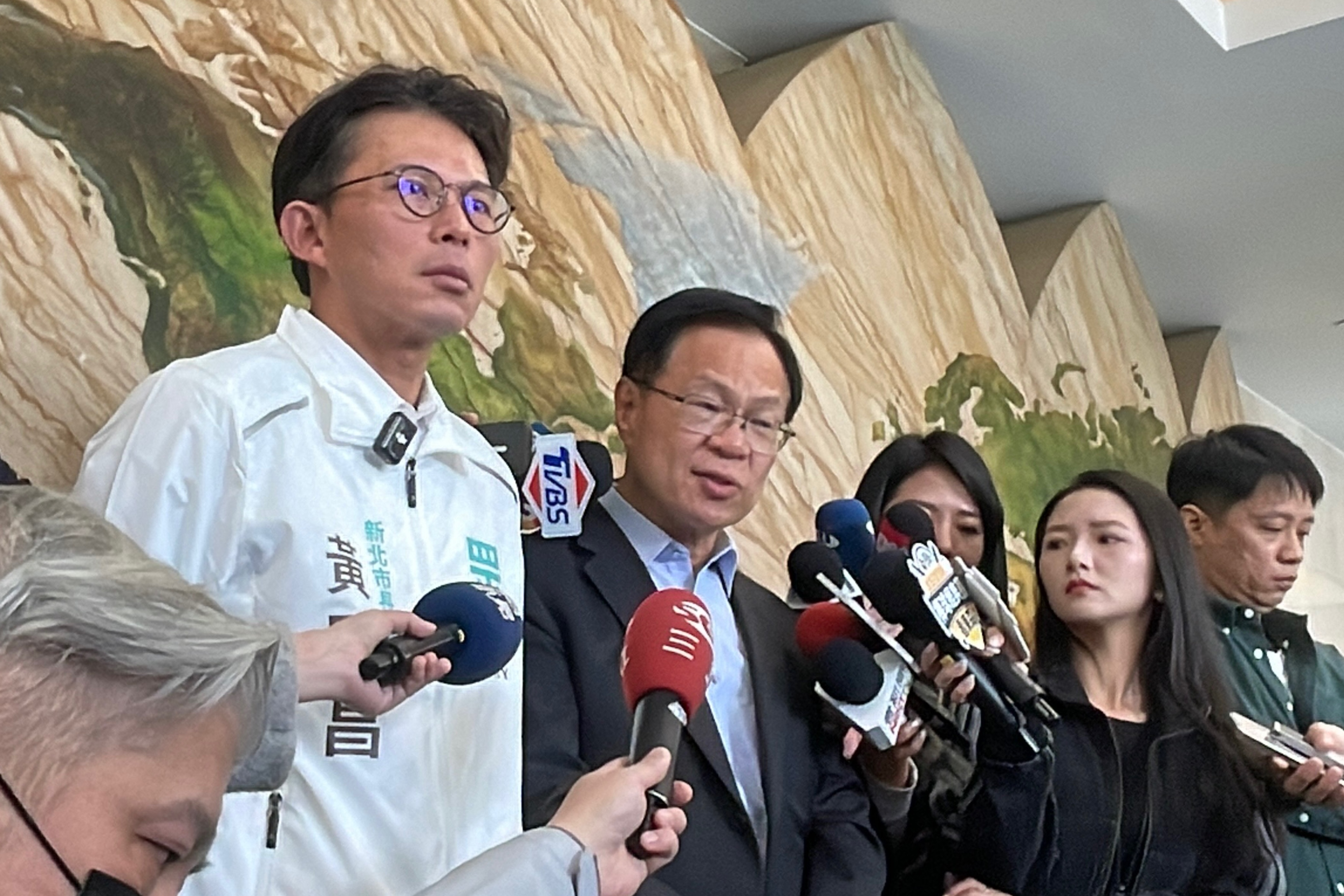 卓冠廷喊抓「中共在台協力者」　黃國昌反嗆：民進黨才在府院養共諜