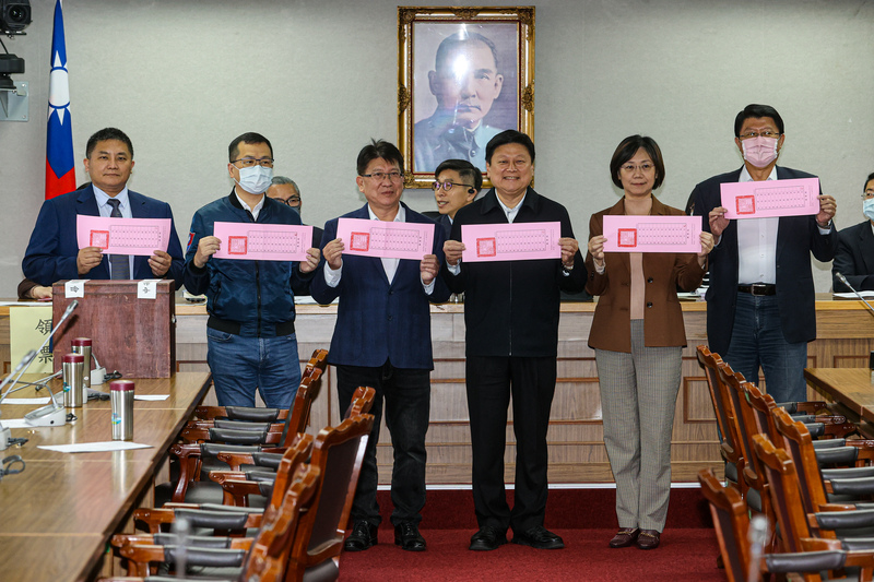 立法院29日上午舉行常設委員會召委選舉，國民黨團總召傅崐萁（前右3）到司法及法制委員會投票，全力支持黨籍立委吳宗憲（前左1）擔任召委。國民黨立委投票時集體亮票。 圖/中央社