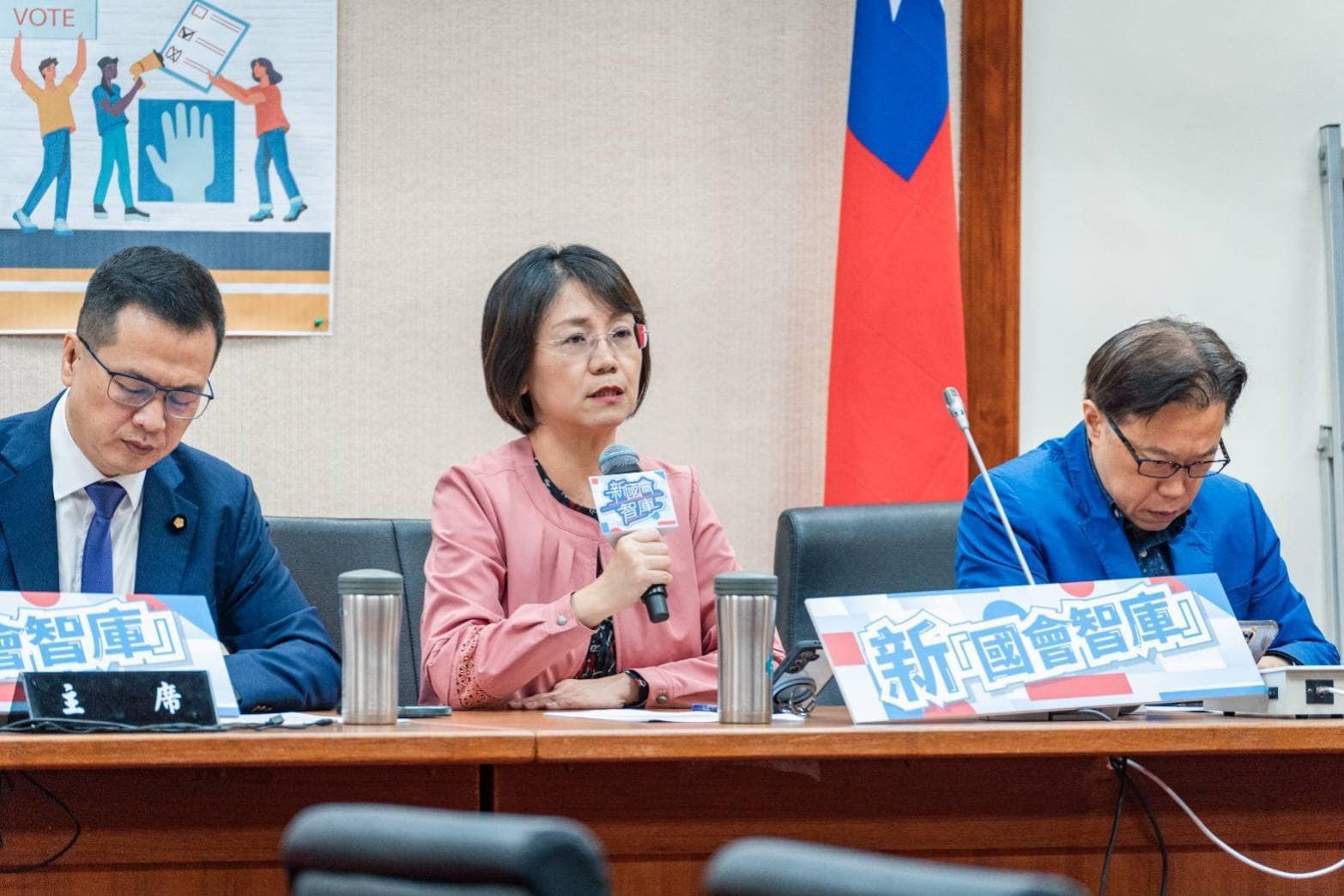 民進黨立院黨團總召柯建銘提出「雙罷」後，激起藍委全面反彈，將全面應戰，藍委翁曉玲（中）提出修憲，「人民直接罷免總統」，以更大民主解決。圖／取自翁曉玲臉書
