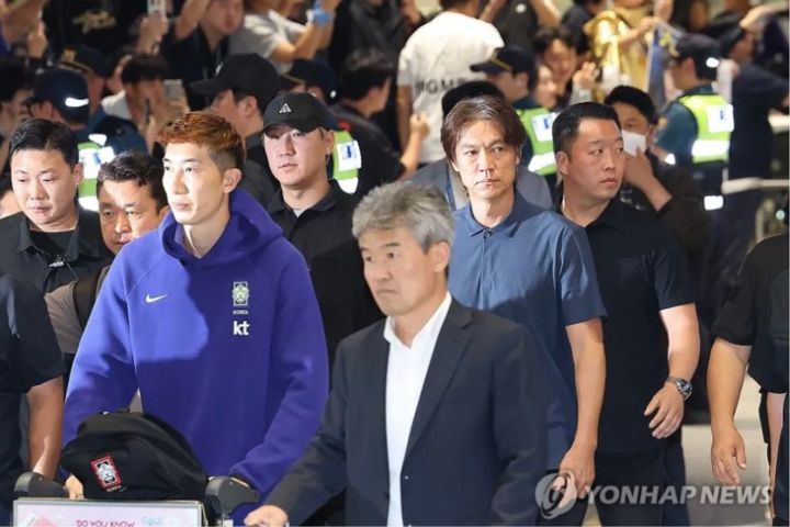 6月30日凌晨，洪明甫經仁川國際機場回國，現場聚集大批抗議人群。圖/取自韓聯社