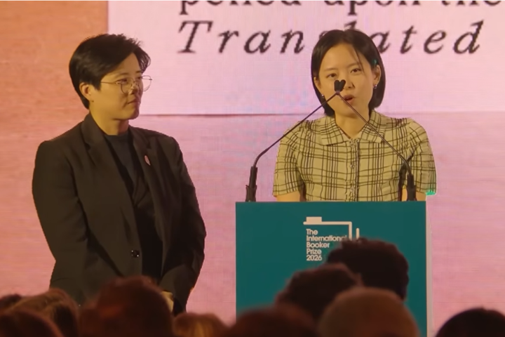 《台灣漫遊錄》英譯本《Taiwan Travelogue》獲2026年國際布克獎（The Booker Prizes），圖為作者楊雙子（左）與譯者金翎（右）宣讀致謝詞。圖／取自The Booker Prizes YT頻道