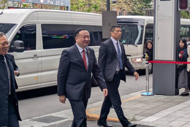 大陸上海副市長華源打著紅色領帶，今天（16日）下午三點半參訪廣慈博愛園區內的衛生福利大樓。圖/高陸攝