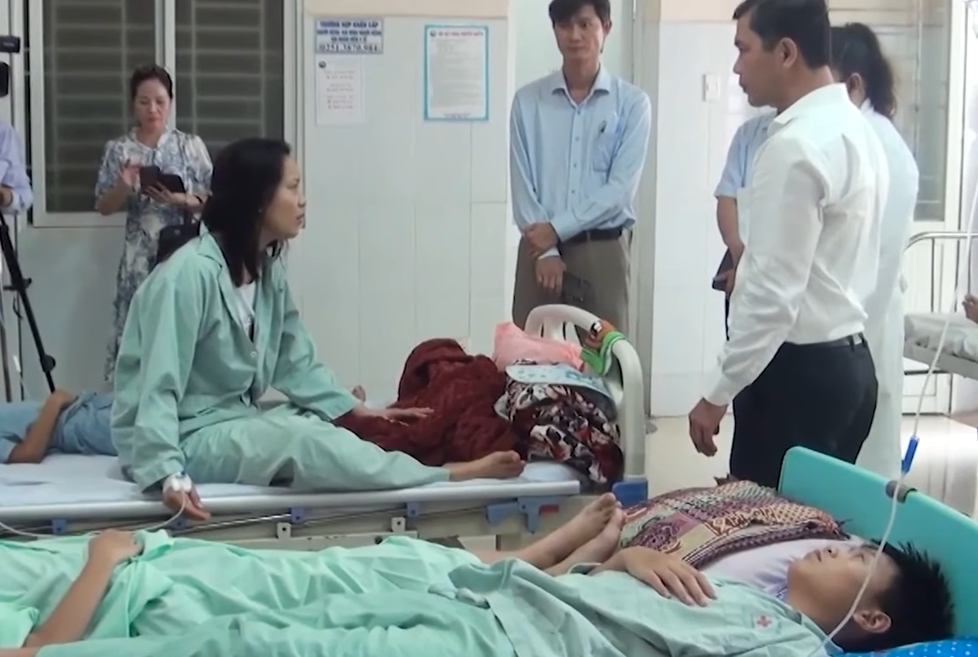 目前仍有超過300人在醫院接受治療。圖/取自Vietnam Net官方《YouTube》頻道