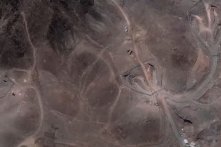 根據最新衛星照片顯示，伊朗正在修復福爾多附近道路。圖/翻攝自10 News Youtube 頻道 