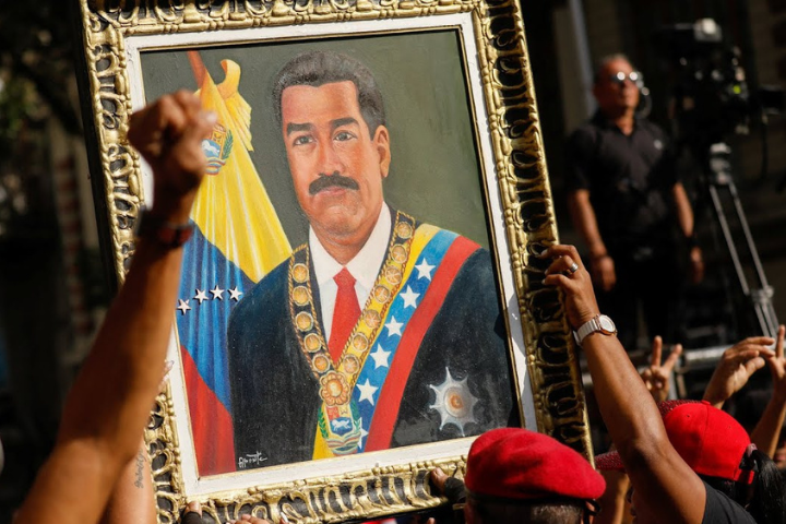 美軍活捉委內瑞拉領導人馬杜洛後，他的支持者走上街頭聲援。圖/翻攝自South China Morning Post YouTube頻道