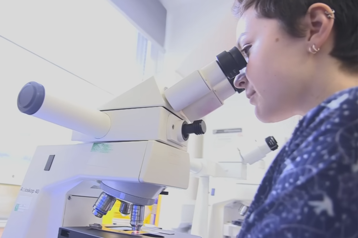 UKHSA呼籲與新的或臨時的伴侶發生過不安全性行為，無論年齡、性別或性取向如何，都應接受檢測。圖/取自英國廣播公司《YouTube》官方頻道