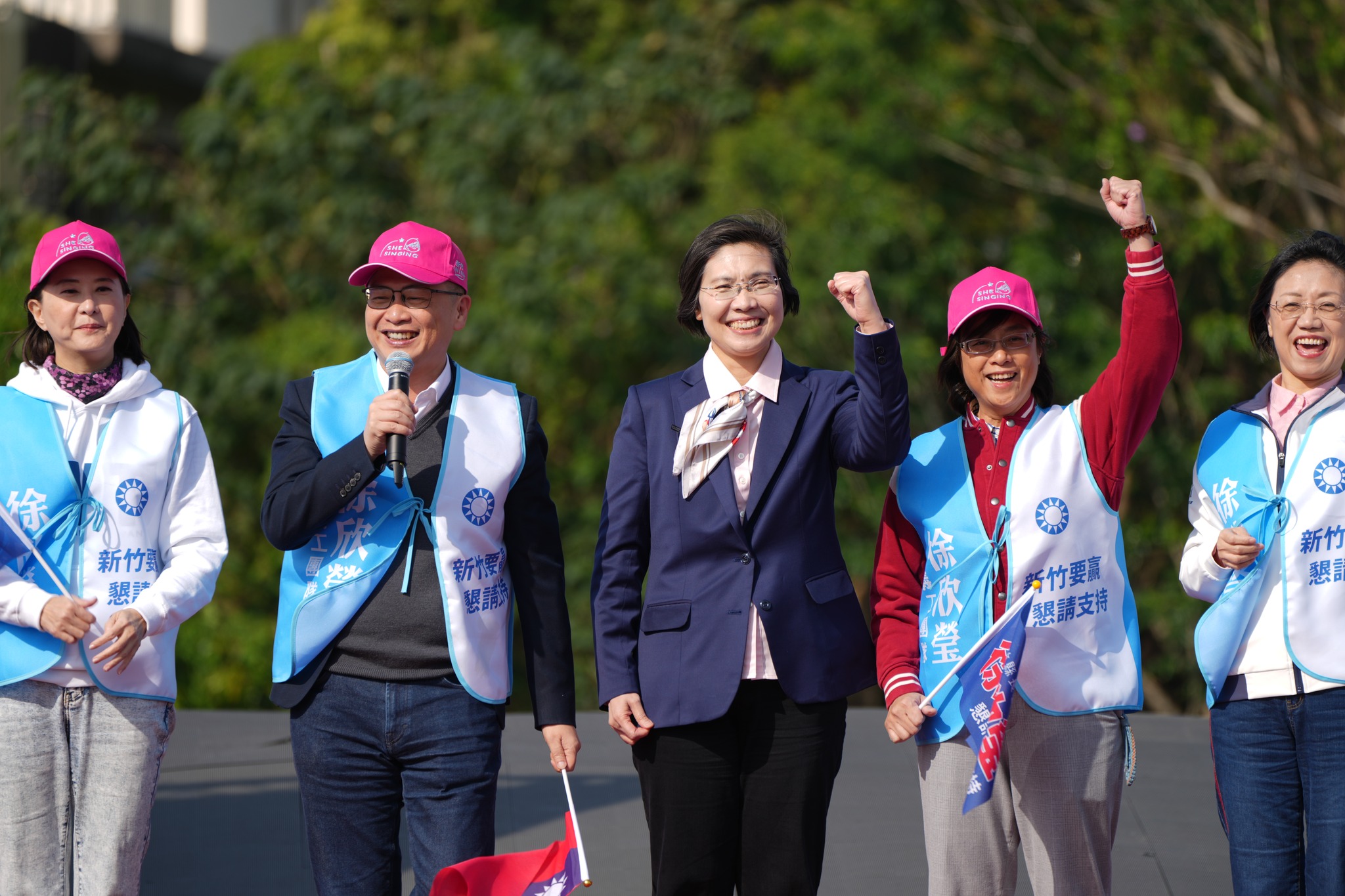 立委徐欣瑩（中）本月12日舉行參選造勢活動，不少立委前往支持。左至右分別為王鴻薇、羅智強、徐欣瑩、林倩綺、翁曉玲。圖／取自徐欣瑩臉書