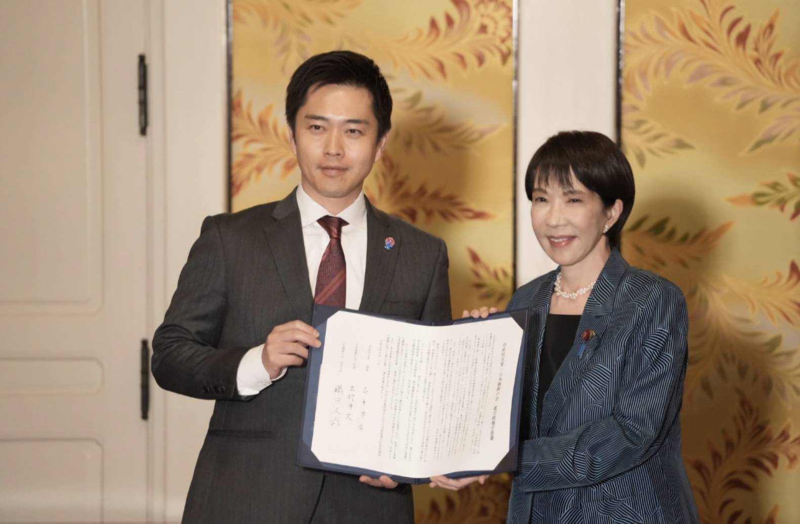 今年10月20日，日本自民黨總裁高市早苗（右）與日本維新會代表吉村洋文（左）簽署聯合執政協議，高市才在隔日當選首相。圖／取自日本維新の会 X