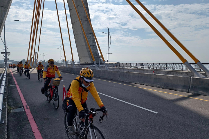 【有片】關公鐵馬高屏騎行　大鵬灣享受海風輕拂　東港大啖海鮮美食