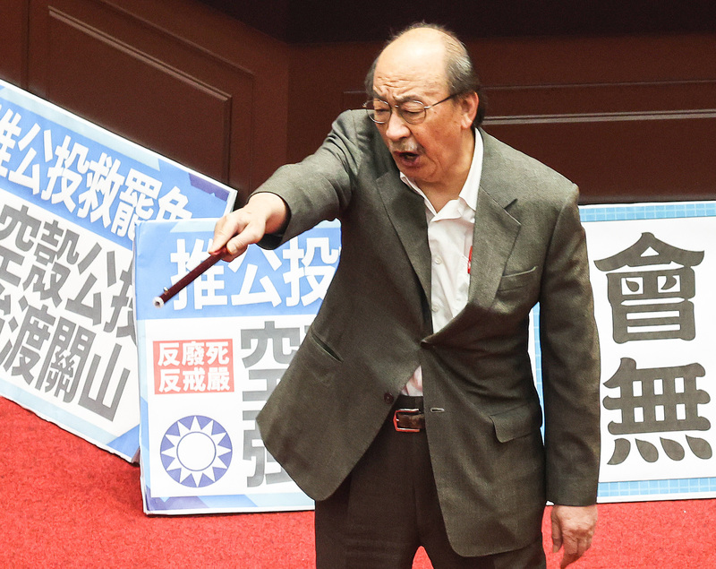 立法院民進黨團總召柯建銘因不滿立法院長韓國瑜突然宣布開會，持拐杖到處亂打，意外擊中立委徐巧芯。圖／中央社