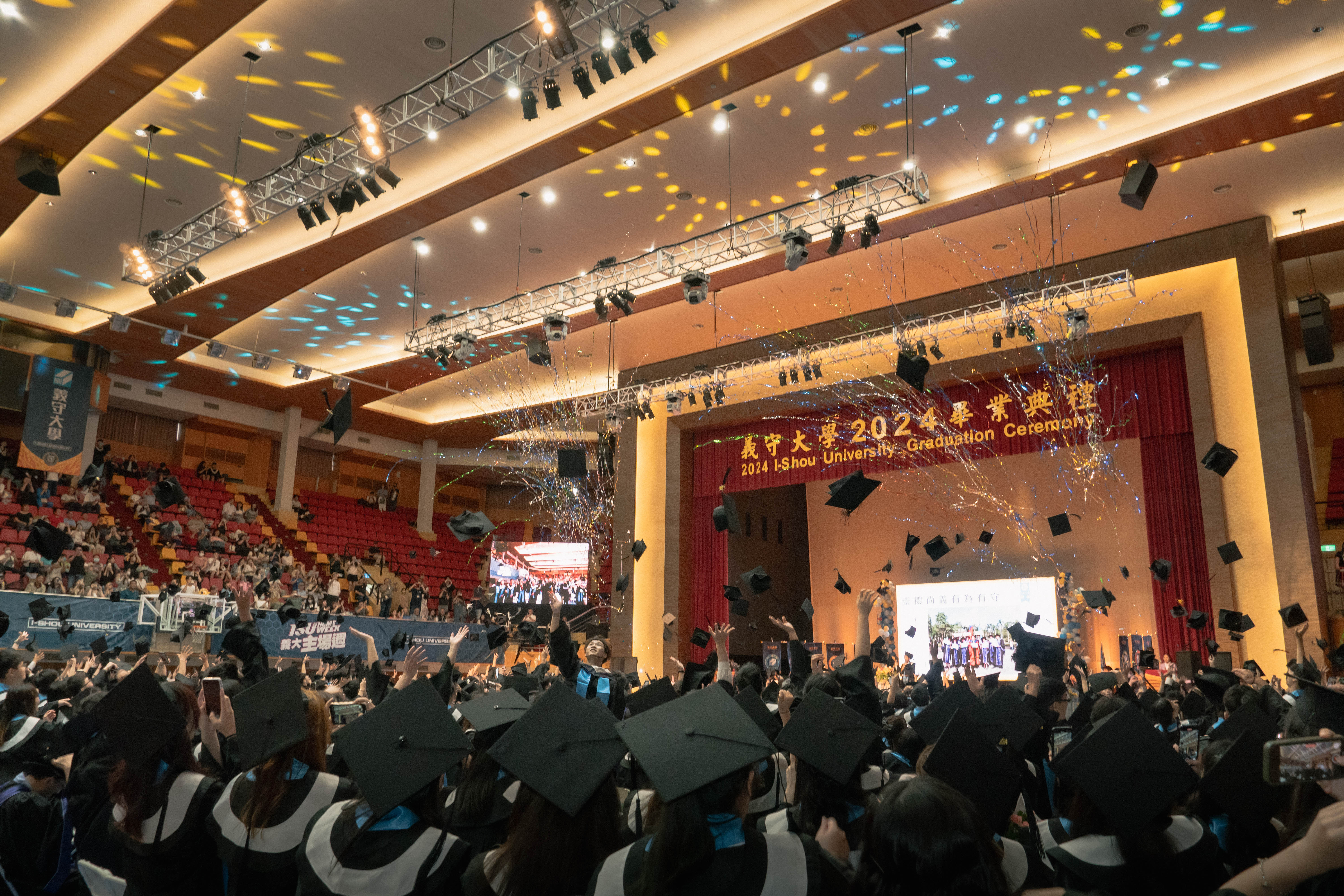 義守大學畢業典禮於15日盛大登場，畢業生與親友團一同出席，場面壯觀。圖/義守大學提供