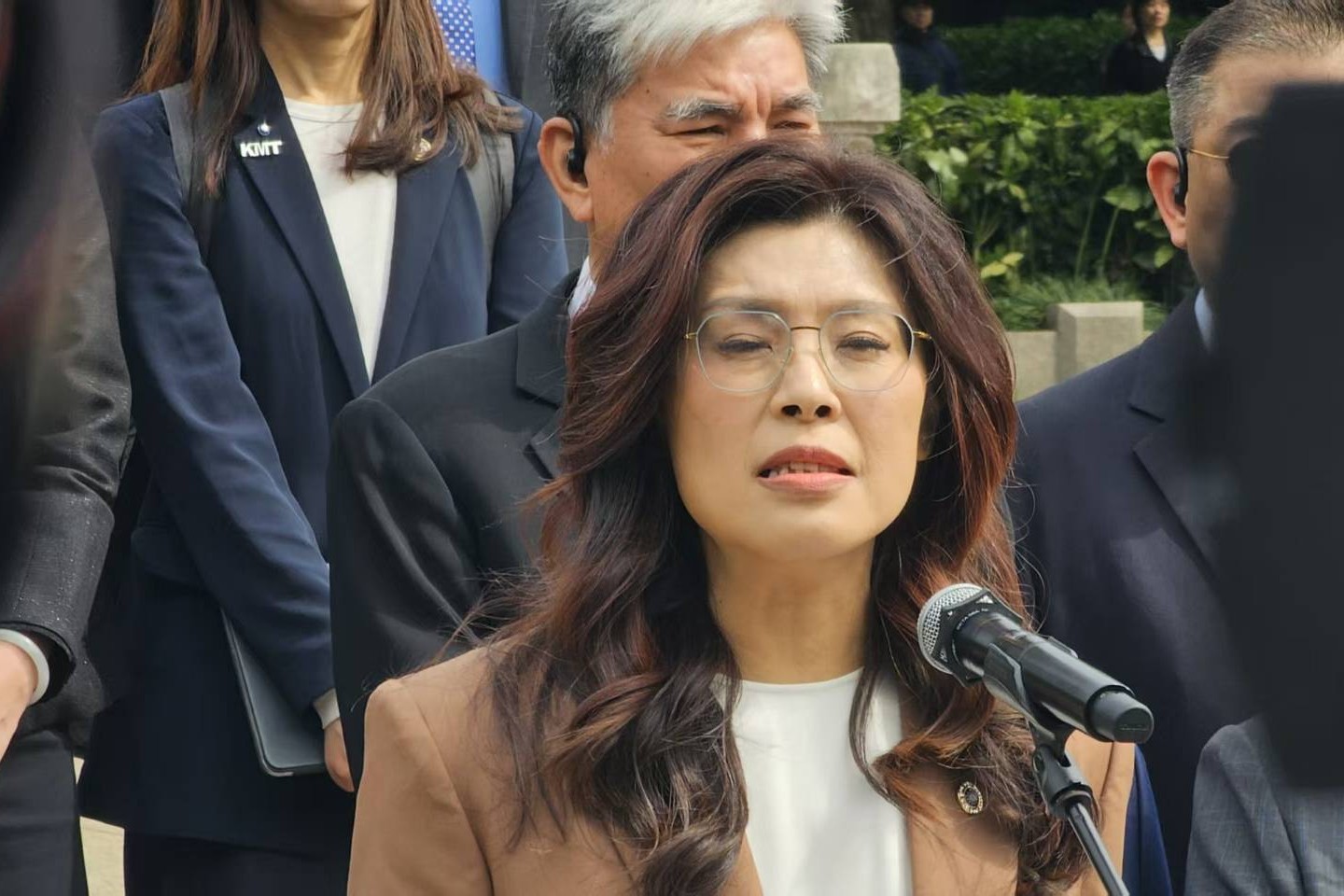 國民黨主席鄭麗文(前)8日至南京中山陵拜謁國民黨總理孫中山，發表講話時數度哽咽。圖/讀者提供