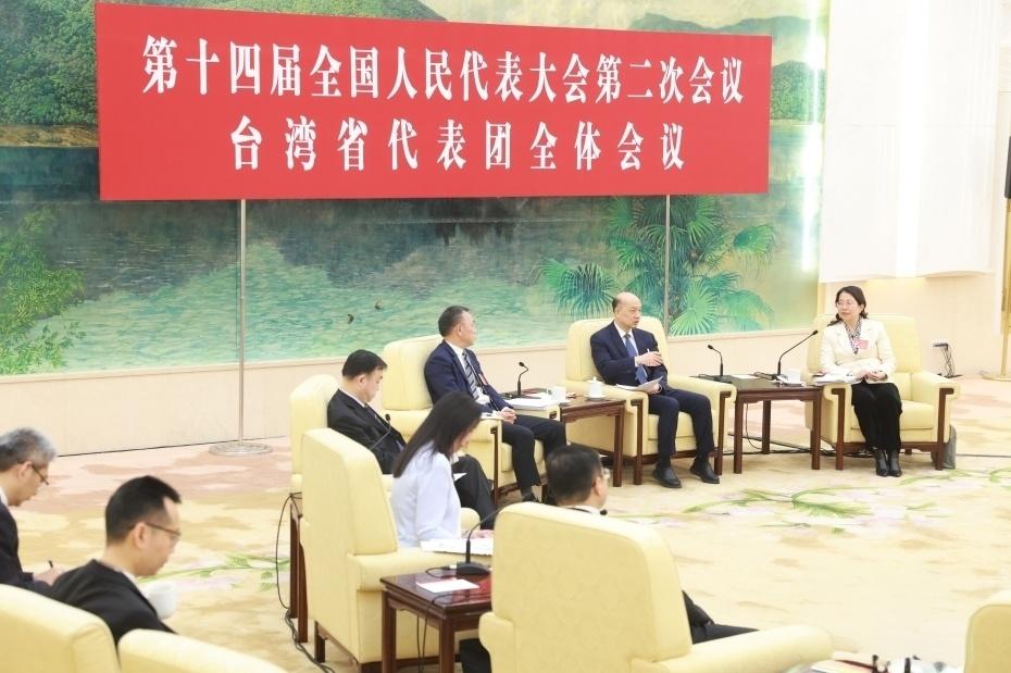 大陸「兩會」11日閉幕，期間從政府報告到領導人講話，陸媒稱「和平統一基本方針並沒改變」。圖為人大台灣代表團9日開放團組會議。圖／取自中新網鎮