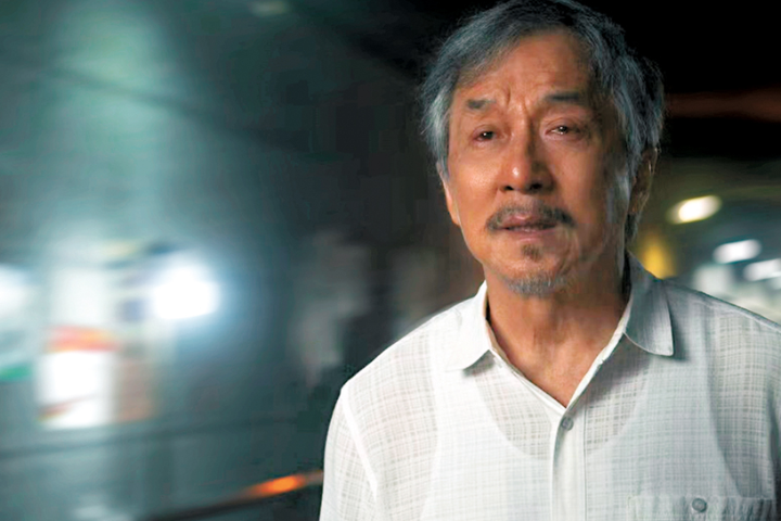 成龍淚憶母親阿茲海默折磨！人民日報長文「過家家」喊話：別讓遺憾重演