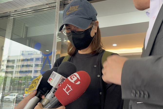 勞動部勞動力發展署北分署前分署長謝宜容26日首度出庭，她也向死者道歉。圖/中央社 