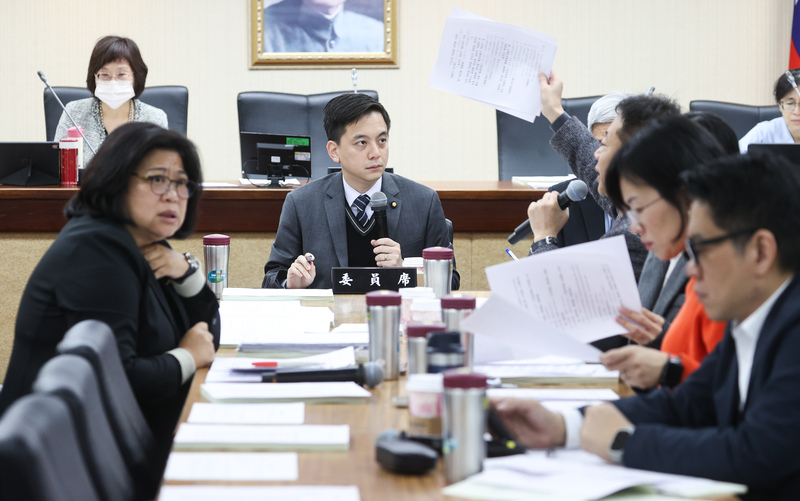 立法院內政委員會31日繼續審查《紀念日及節日實施辦法》，國民黨召委牛煦庭（前左2）主持會議。圖/中央社