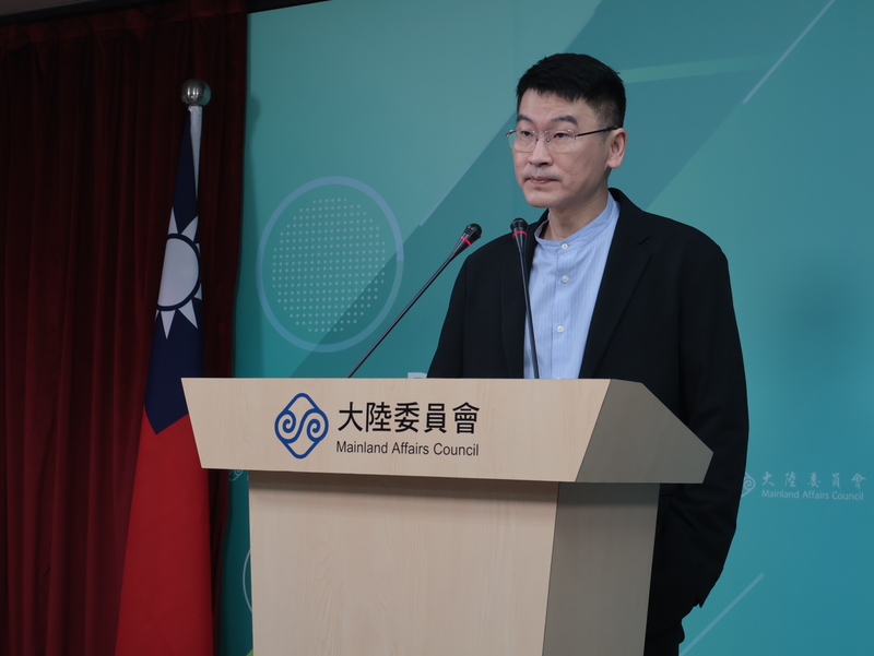 陸委會副主委兼發言人梁文傑6日表示，公務人員若拒簽無大陸身分證具結書，就要自行承受風險。圖/中央社