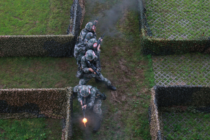 共軍發布的巷戰演習影片中，小吃攤車的招牌上清楚可見繁體字。圖/取自中國軍網