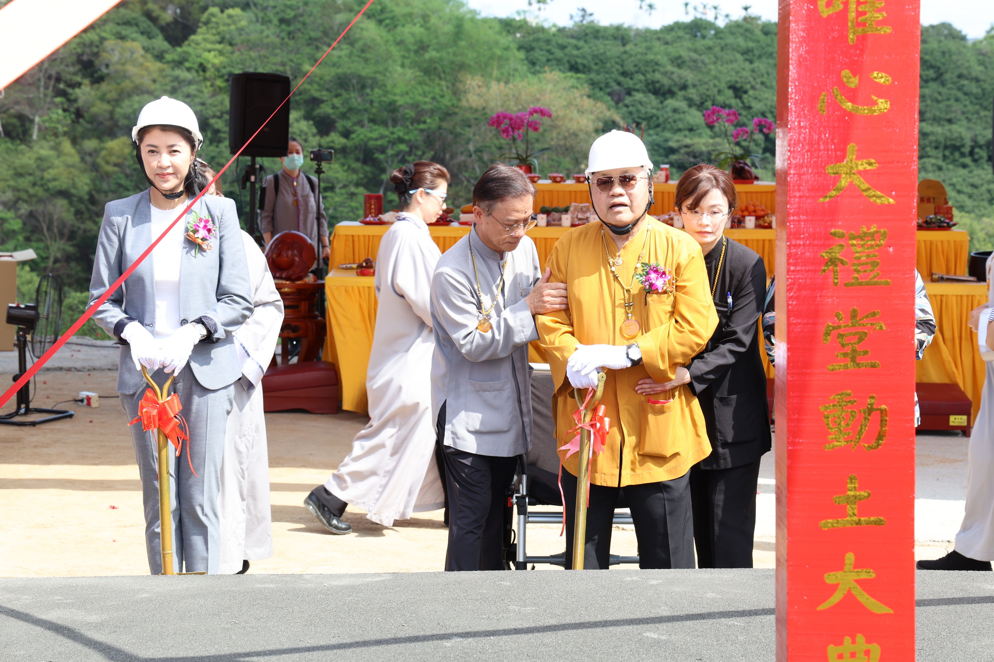 南投縣長許淑華(左)與混元禪師(右)一同參加動土典禮。圖/取自南投縣政府
