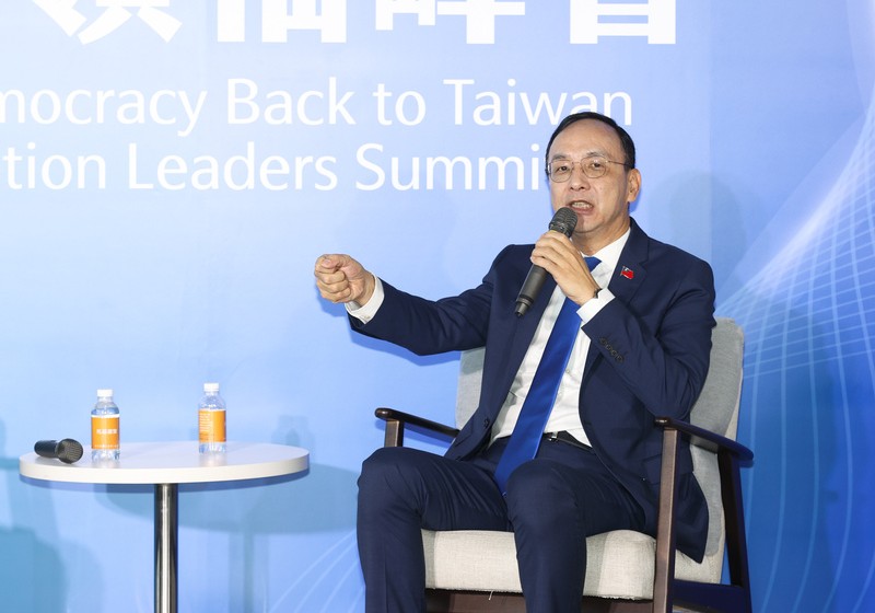 國民黨與民眾黨22日上午共同舉辦在野領袖峰會，國民黨主席朱立倫（圖）表示，倒閣不會只是唯一方案。圖/中央社