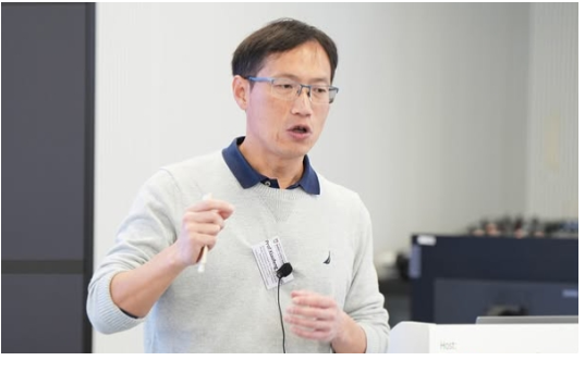 美國印第安那大學教授王曉峰的住宅遭聯邦調查局（FBI）搜索後，他本人被學校解雇且失聯至今。圖/取自觀察者網 