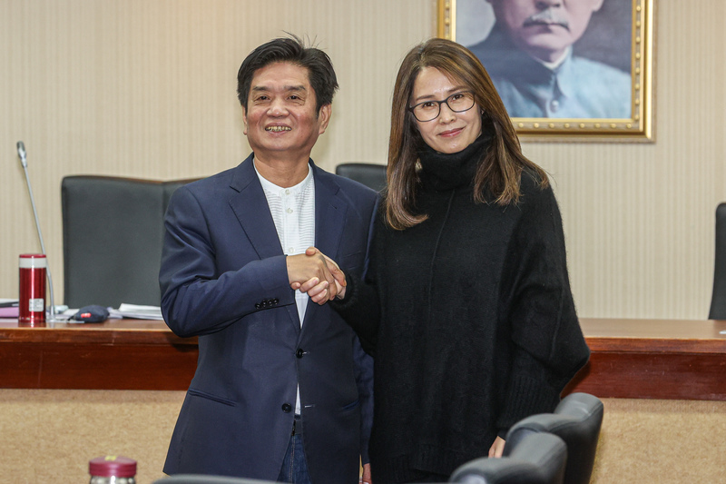 無黨籍立委高金素梅（右）29日與民進黨立委吳琪銘（左）當選內政委員會召委， 高金素梅將在下周針對金門漁船事件提專案報告。圖／中央社