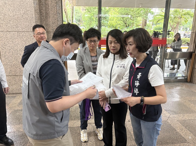 國民黨宜蘭縣議員黃琤婷（右1）25日代表罷免民進黨立委陳俊宇團體，赴中選會領取二階連署書格式。圖/中央社