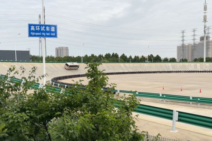 宇通位於河南鄭州的專業試車場,占地近6萬平方公尺,是目前客車產業中規模領先的專業測試場地。圖/記者陳素貞攝