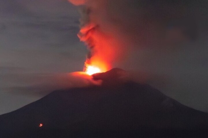 印尼東部的勒沃托比拉基拉基火山（Mount Lewotobi Laki-laki）周日深夜噴發。圖/取自ABS-CBN官方《YouTube》頻道