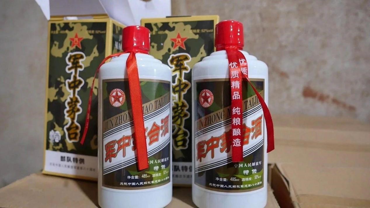 有店家銷售「軍中茅台」、「軍中五糧液」，以「軍」之名賣假貨。圖/取自央視新聞
