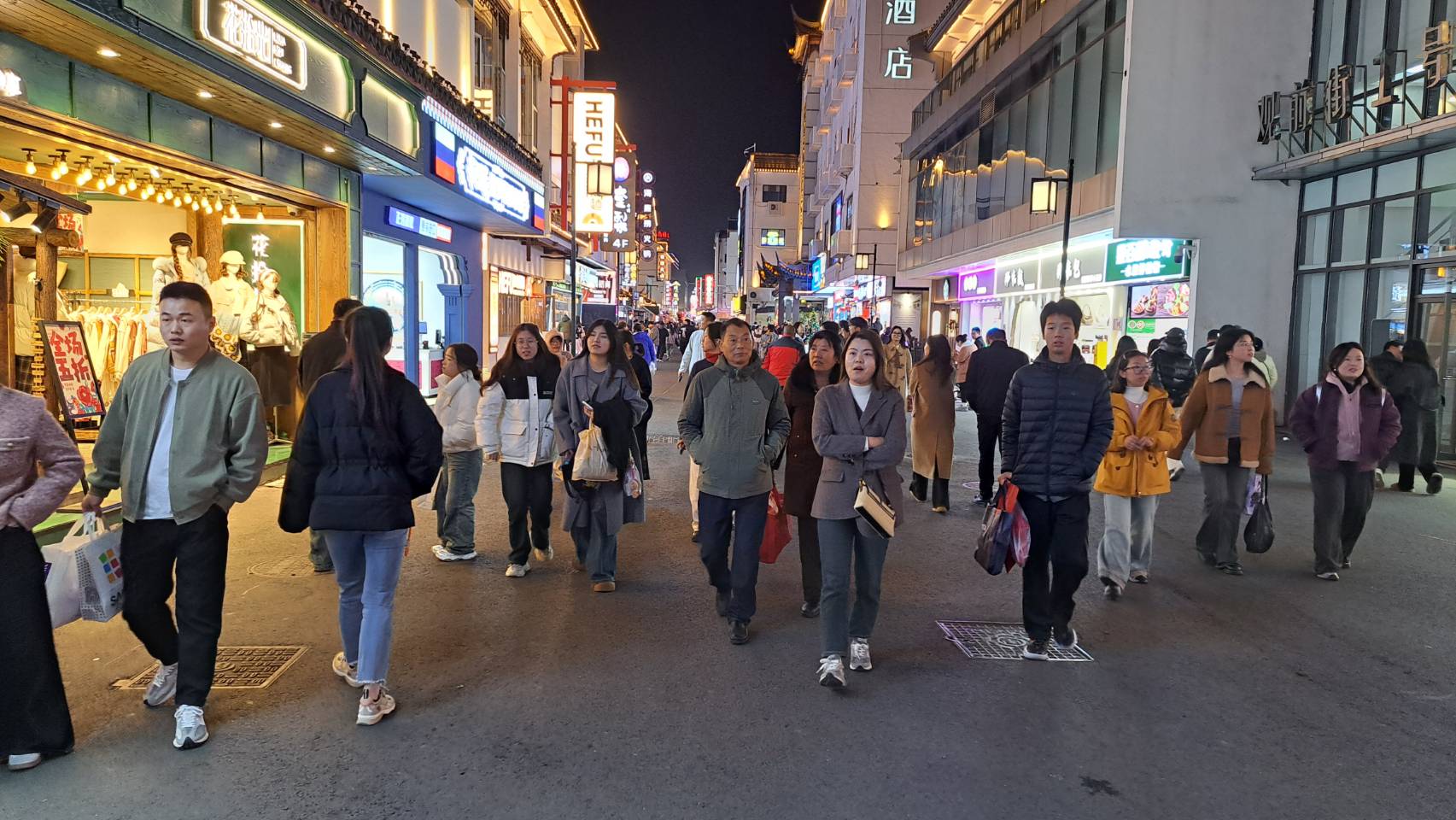 12月大陸江蘇蘇州觀前街夜市，人潮洶湧，消費回來了。圖/宋秉忠攝