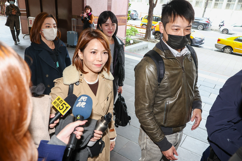 北檢偵辦民眾黨主席柯文哲政治獻金案，17日以證人身分傳喚民眾黨立法院黨團主任陳智菡（前排左）、民眾黨副秘書長許甫（前排右）、民眾黨發言人吳怡萱（2排右）、民眾黨台北市議員黃瀞瑩（2排左）等四人。圖/中央社