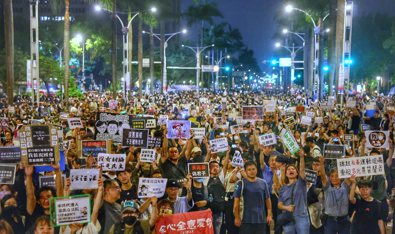 當家不鬧事是任何民主國家該有的「政治ABC」。24日立法院外大批民眾集結抗議在野黨推動國會改革。圖/中央社 