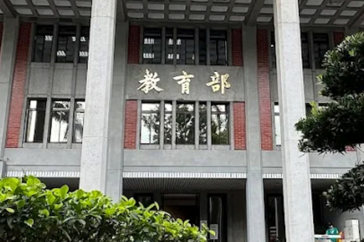對於台中某高中生學霸在學習歷程檔案內容誇大，導致原本正取4校醫學系、備取1校全數錄取資格被取消。教育部（圖）對此說，學習歷程檔案的內容應據實撰寫，不得誇張或虛構。若有不實，學校可依招生簡章及相關規定撤銷錄取資格。圖／取自Google地圖