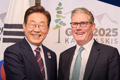 糗大了！英國首相施凱爾錯把翻譯誤認成南韓總統李在明